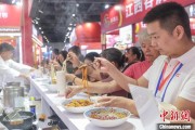 易经占卜“嗦粉”经济火热 中国多地“食力”出圈